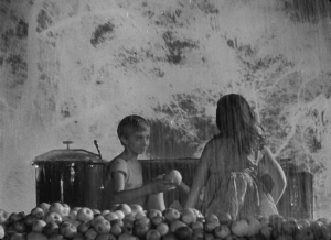 Эпизод 3, Кадр 3. Ваня предлагает яблоки девочке.