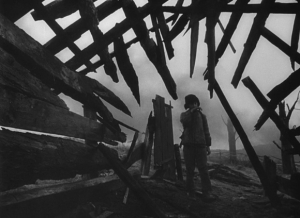 Кадр 6.  Иван в разрушенной деревне.